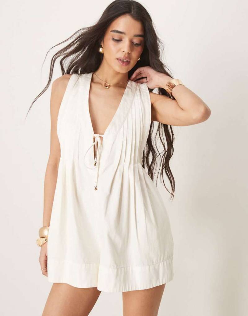 Free People - Webster - Playsuit in verwaschenem Ecru mit gebundener Vorderseite-Weiß von Free People