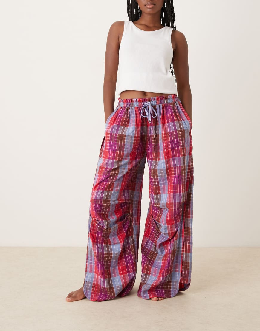 Free People - Weit geschnittene Pyjama-Hose in kariertem Kastanienbraun-Rot von Free People