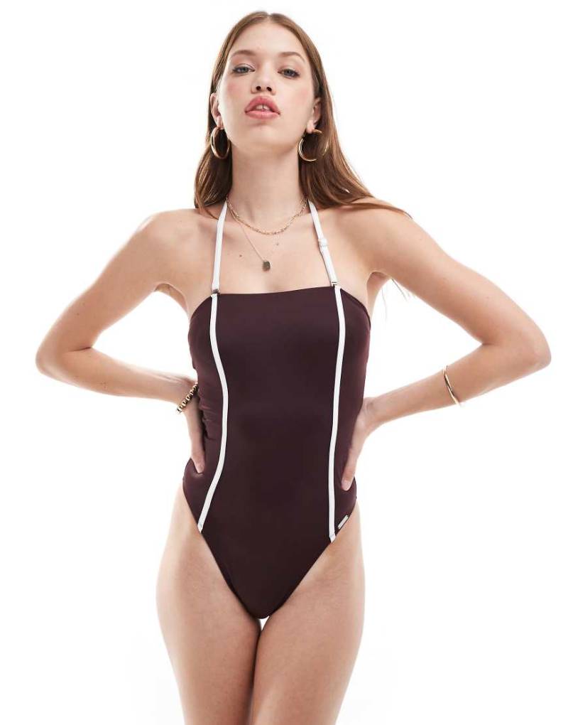 Free Society - Badeanzug in Kaffeebraun mit Kontrastdetail in Cremeweiß von Free Society