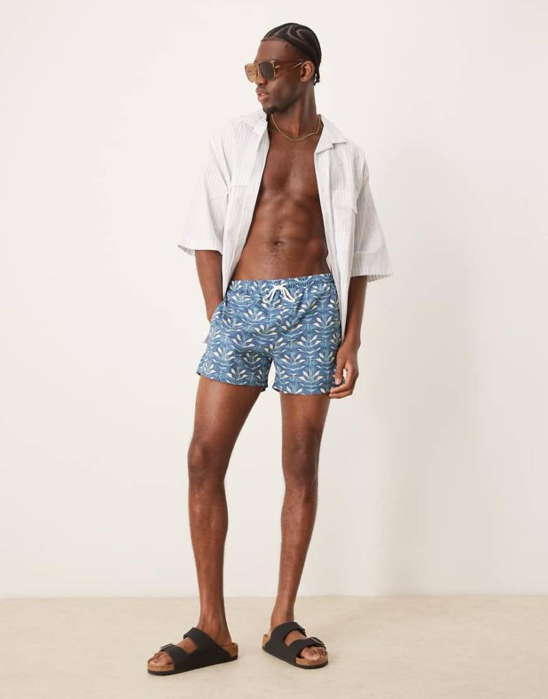 Free Society - Badeshorts in Blau mit Kontrastprint von Free Society