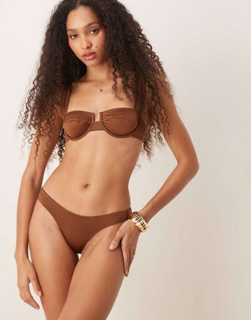 Free Society - Bikinihose in Braun mit gerafften Seiten von Free Society