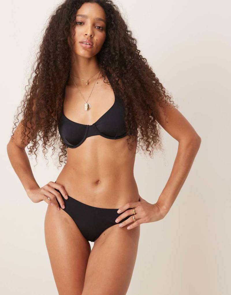 Free Society - Bikinihose in Schwarz mit tiefer Rückseite von Free Society