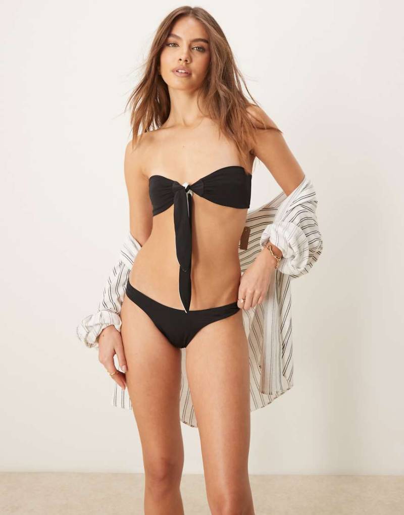 Free Society - Bikinihose in Schwarz und Weiß mit hohem Beinausschnitt-Bunt von Free Society