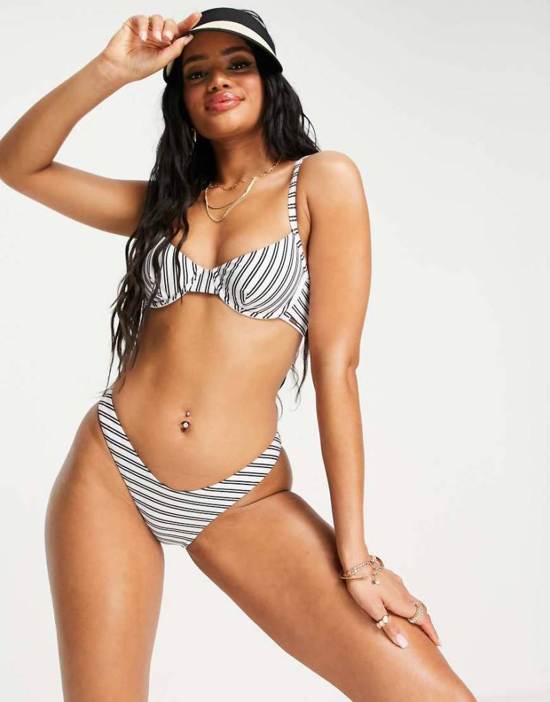 Free Society - Bikinihose in monochrom gestreift mit hohem Beinausschnitt-Bunt von Free Society