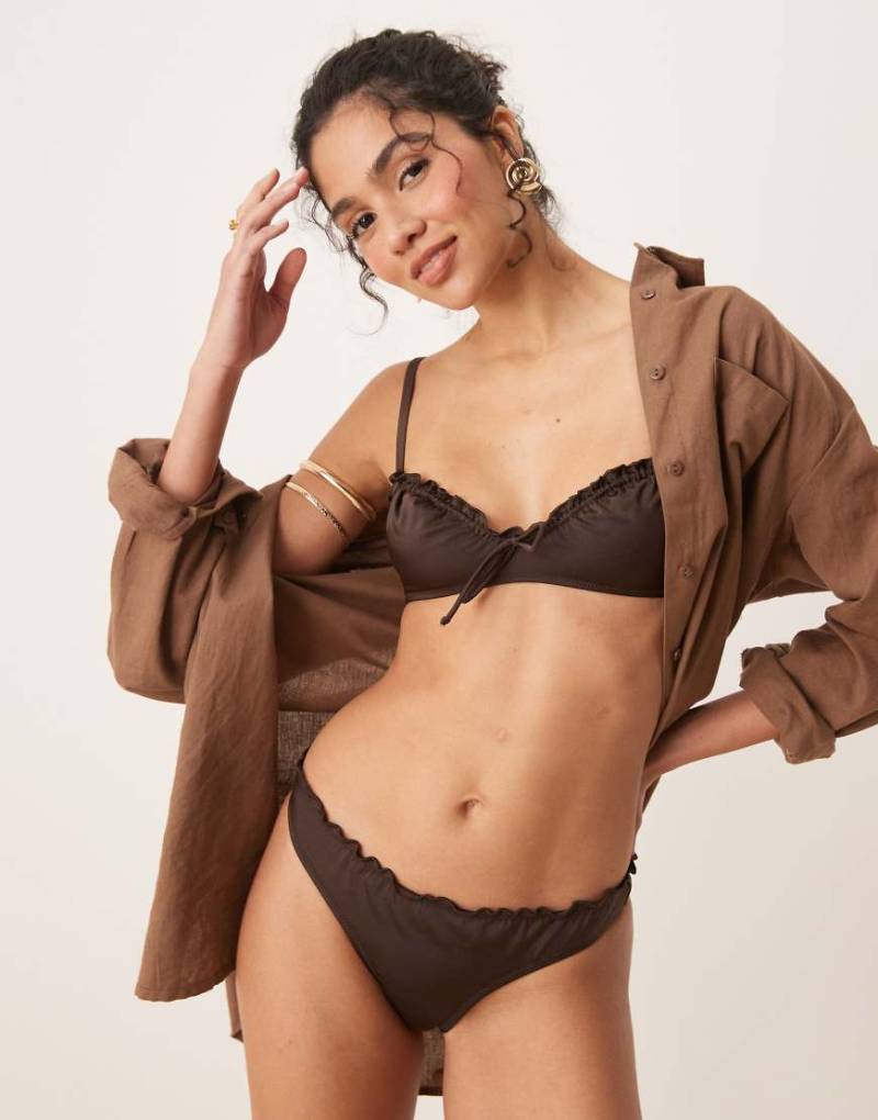 Free Society - Geraffte Bikinihose in Dunkelbraun von Free Society