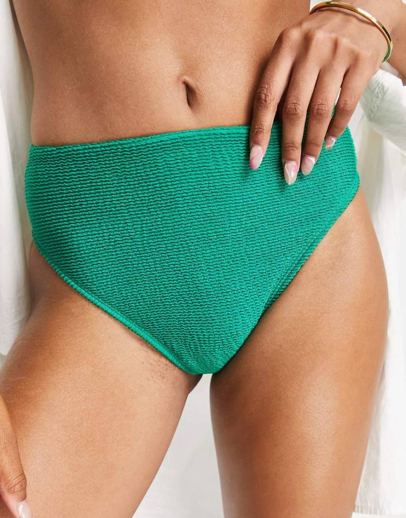 Free Society - High-Waist-Bikinihose in Grün mit hohem Beinausschnitt und Knitteroptik von Free Society