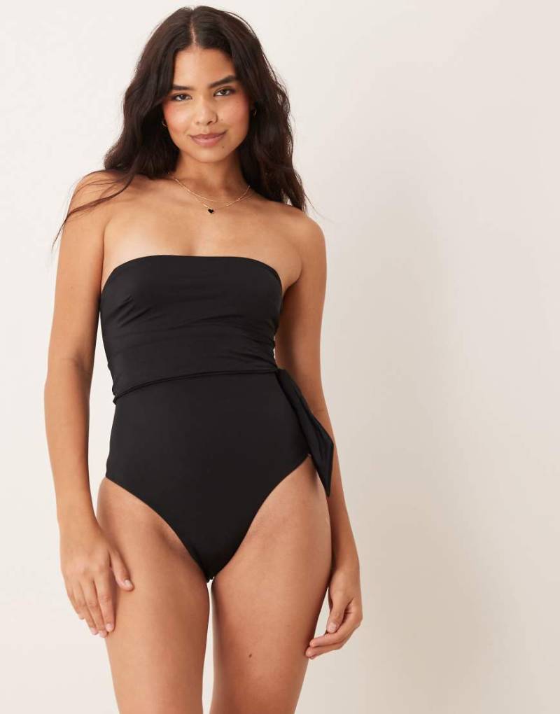 Free Society - Trägerloser Badeanzug in Schwarz mit Wickeldetail von Free Society