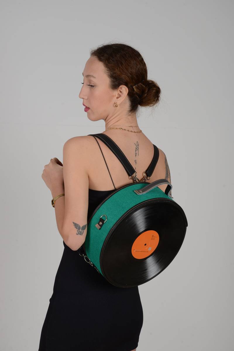 Recycled Long Play Platte Crossbody/Schulter/Rucksack/Top Handle Vegane Tasche. Geschenk Für Sie. Partytasche, Ausgehtasche, Ausgefallene Runde Recycled Long Play Platte Crossbody/Schulter/Rucksack/Top Handle Vegane Tasche. Geschenk Für Sie. Partytasche, Ausgehtasche, Ausgefallene Runde von FreeFallAtelier