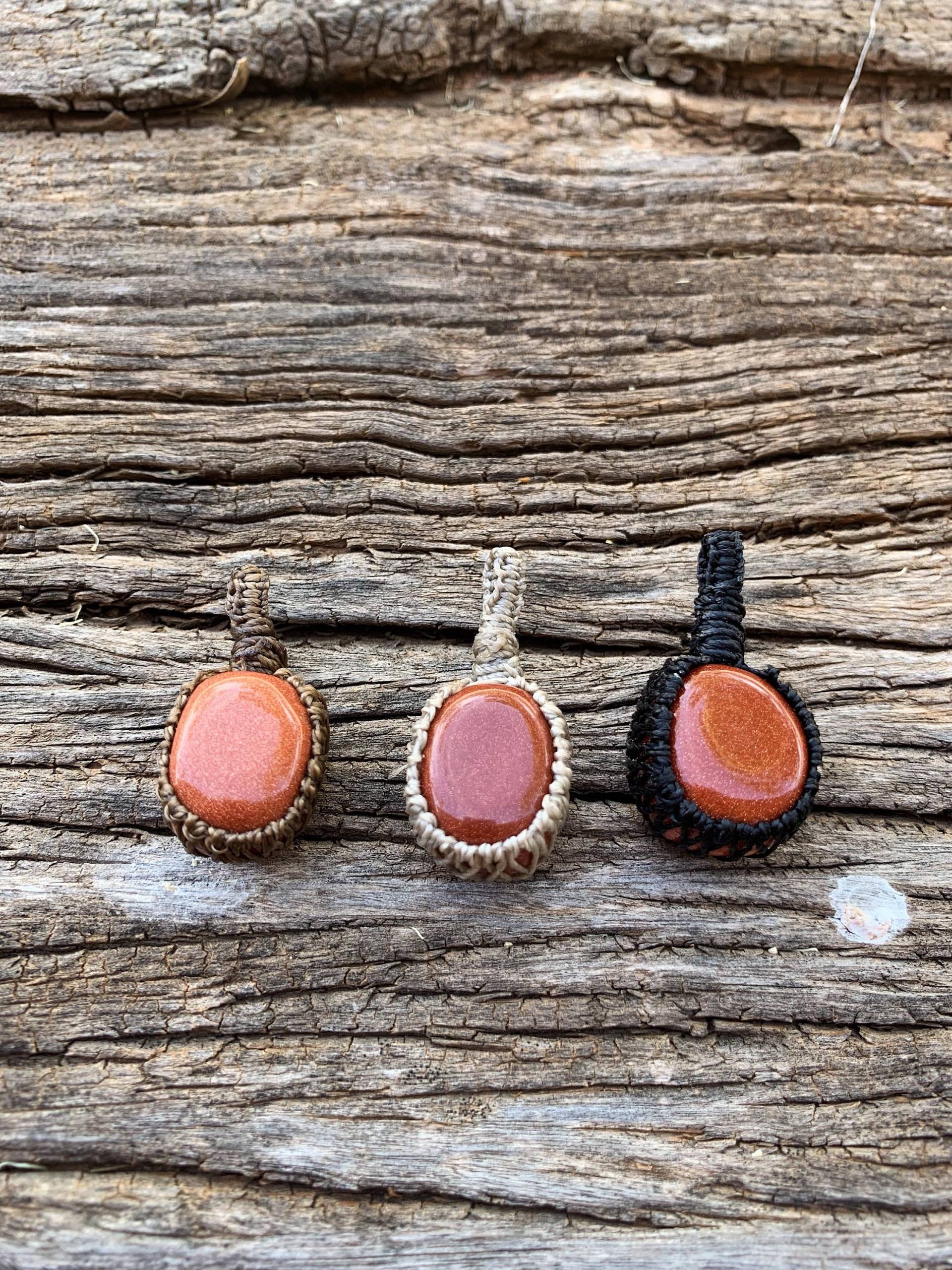 Crystal Wrap Halskette - Goldstone | Massanfertigung Crystal Wrap Halskette - Goldstone | Massanfertigung von FreeHandsCollective