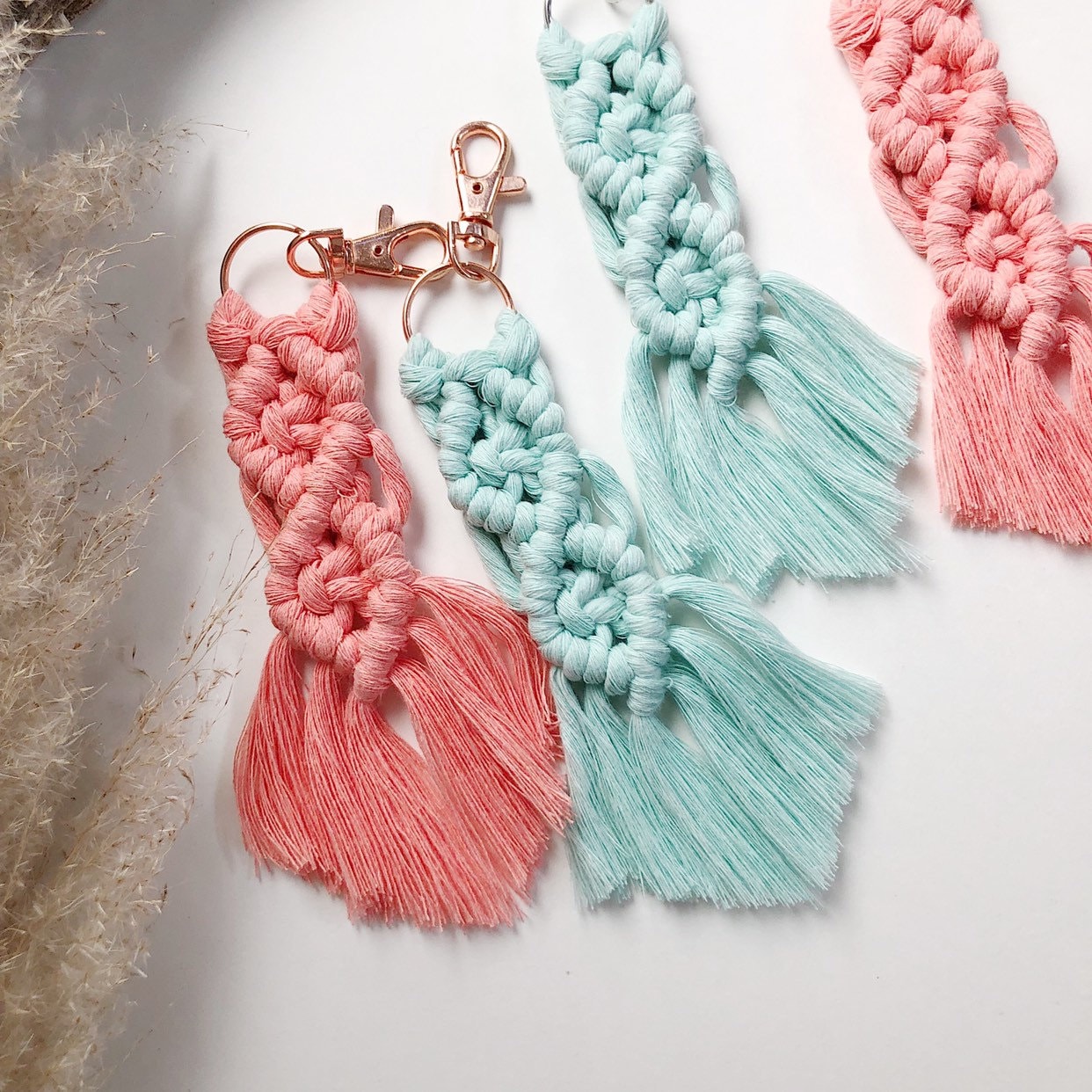 Handgemachte Makramee Schlüsselanhänger - Frühling Farben Koralle/Mint Handgemachte Makramee Schlüsselanhänger - Frühling Farben Koralle/Mint von FreeSpiritFibersAZ