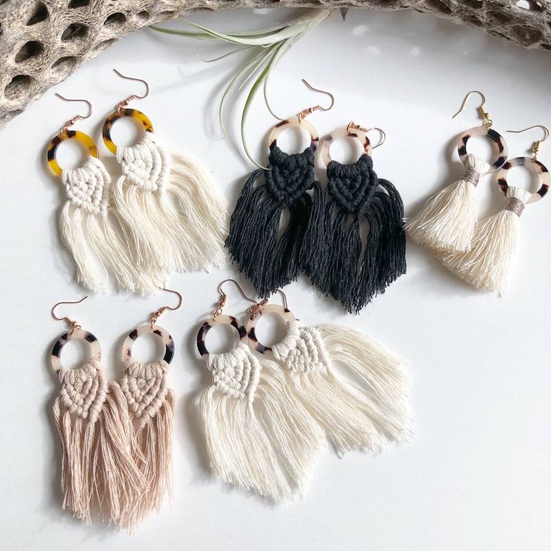 Makramee Ohrringe Schildpatt Creolen, Boho Fransen Ohrringe von FreeSpiritFibersAZ