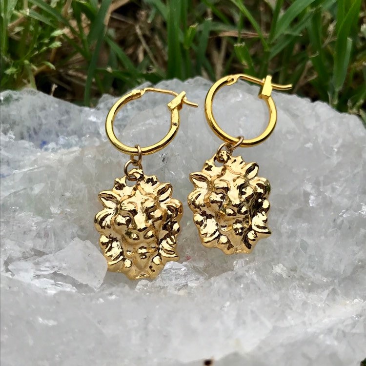 Die Leo Ohrringe - 24K Gold Filled Oder 14K Vergoldete 12 Mm Creolen Goldfarbener Löwenkopf/Wappenanhänger Die Leo Ohrringe - 24K Gold Filled Oder 14K Vergoldete 12 Mm Creolen Goldfarbener Löwenkopf/Wappenanhänger von FreeSpiritedShop