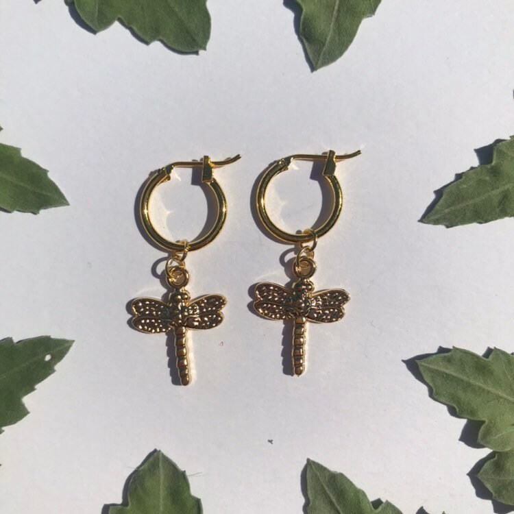 The Dragonfly 1 Ohrringe - 24K Vergoldet Libelle Charme 14K Creolen von FreeSpiritedShop