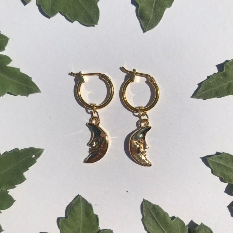 The Moonlight Ohrringe - 24K Gold Filled Oder 14K Vergoldet 12 Mm Creolen Mit Vergoldetem Mond Anhänger von FreeSpiritedShop