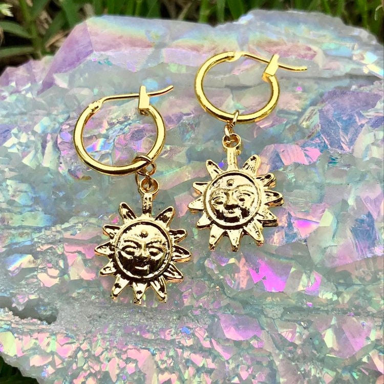 The Sunny Ohrringe - 24K Gold Filled Oder 14K Vergoldet 12 Mm Matt Goldfarbene Creolen Sonnen-stern-Charme The Sunny Ohrringe - 24K Gold Filled Oder 14K Vergoldet 12 Mm Matt Goldfarbene Creolen Sonnen-stern-Charme von FreeSpiritedShop