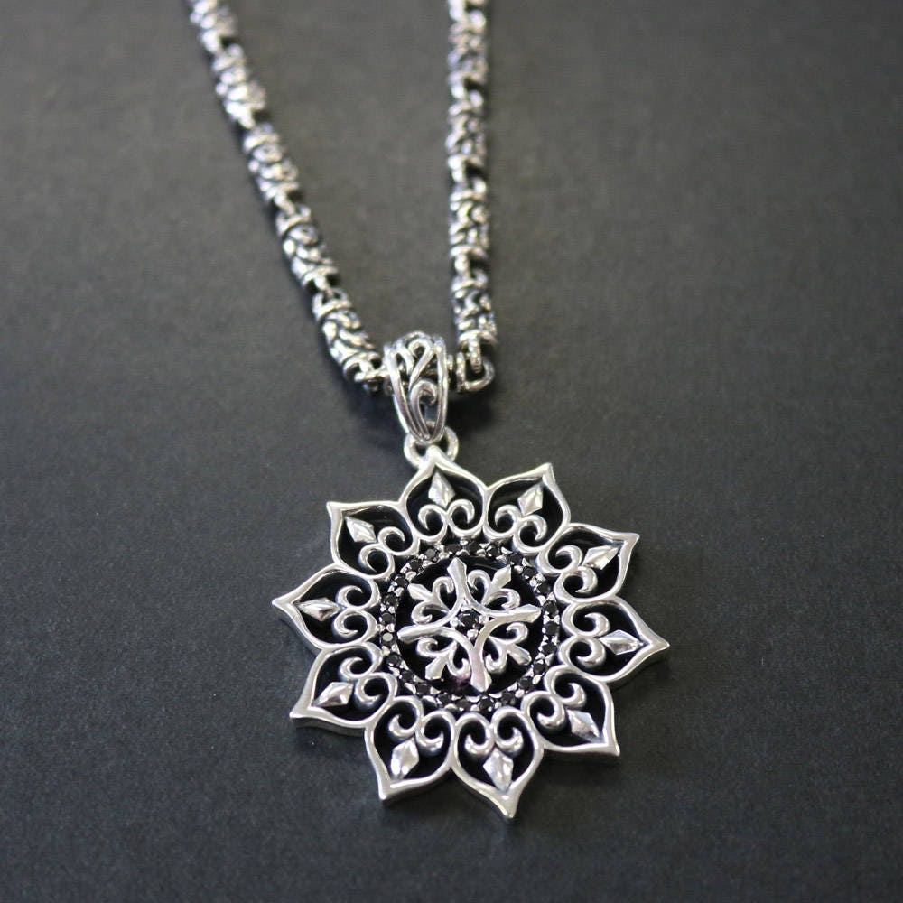 Mittelalterliche Glasmalerei Kunst Sterling Silber Anhänger + 3, 5 Mm Arabesque Silberkette | Von Hand Hergestellt in Japan Mittelalterliche Glasmalerei Kunst Sterling Silber Anhänger + 3, 5 Mm Arabesque Silberkette | Von Hand Hergestellt in Japan von FreeStyleTokyo