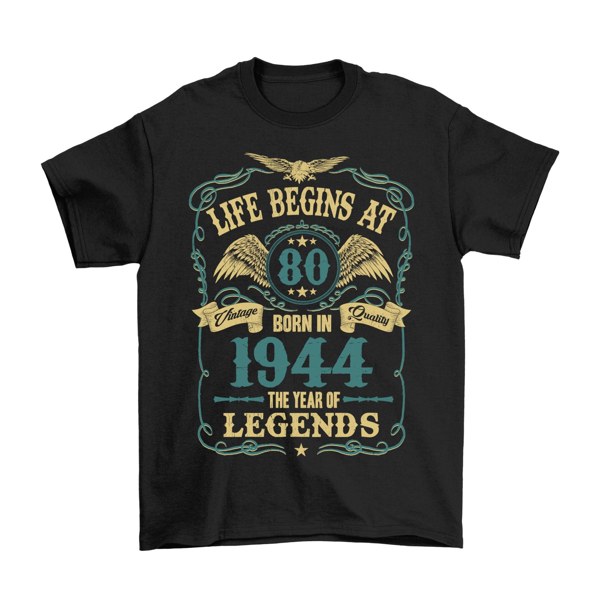 Life Begins At 80 Born in 1944, Männer T-Shirt Zum 80. Geburtstag, Aus Bio-Baumwolle von FreeWillOccasions