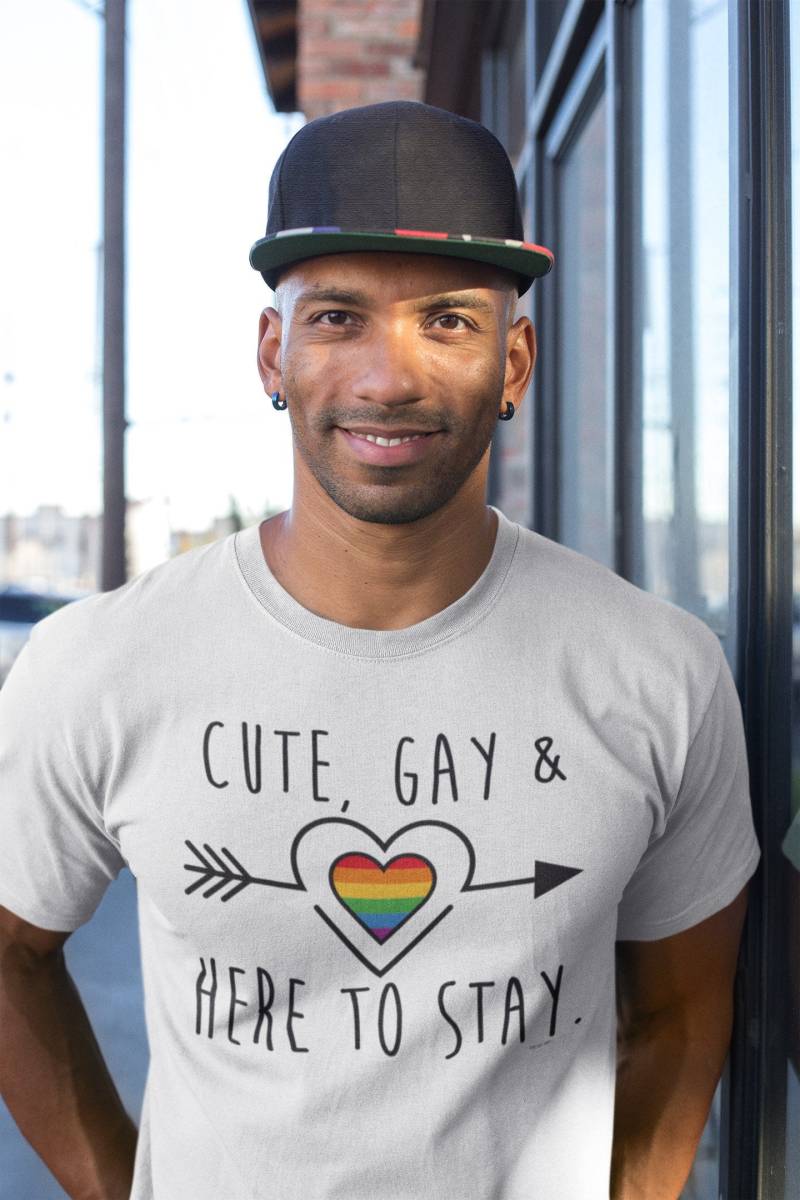 Süßes Gay Here To Stay - T-Shirt Aus Baumwolle Herren Gay Lgbt Pride Rainbow Love Herz Kleidung von FreeWillShirts