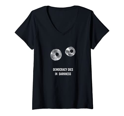 Damen Democracy Dies In Darkness Anti Cancel Culture Free Reech T-Shirt mit V-Ausschnitt Damen Democracy Dies In Darkness Anti Cancel Culture Free Reech T-Shirt mit V-Ausschnitt von Freedom of Speech Tees