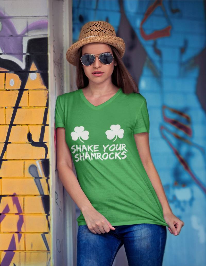 Schütteln Sie Ihre Shamrocks Lustige St. Patrick's Irish Drinking Frauen V-Neck T-Shirt - Grün Neu von FreedomTeesUSA