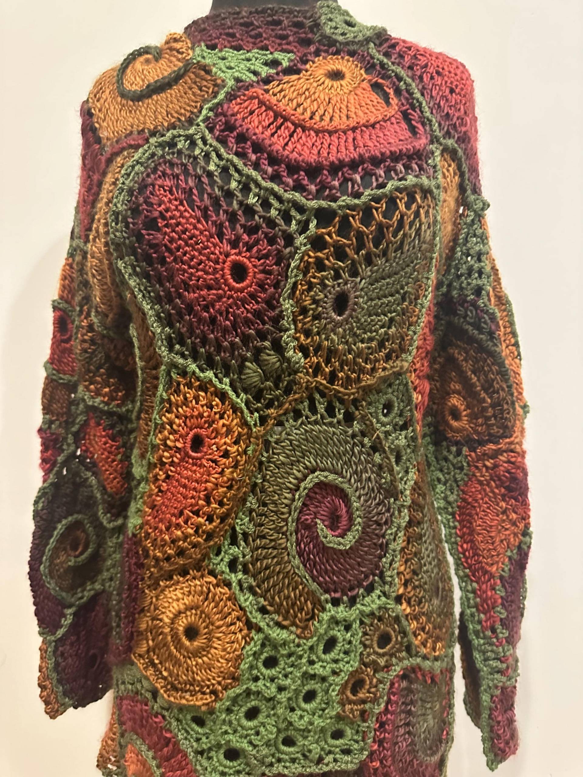 Freeform Häkelpullover. Warme Herbstfarben Olive, Terracotta, Gelb, Braun, Grün. Größe Sm - Med Freeform Häkelpullover. Warme Herbstfarben Olive, Terracotta, Gelb, Braun, Grün. Größe Sm - Med von Freeformsweaters