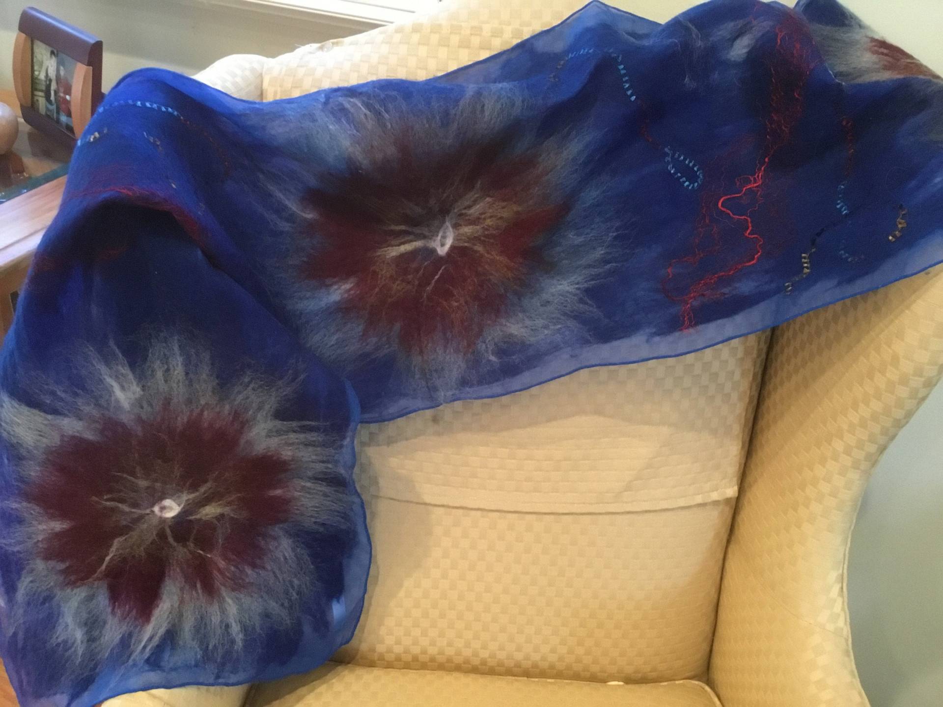 Royalblau Nuno Schal Gefilzt Royalblau Nuno Schal Gefilzt von Freeformsweaters