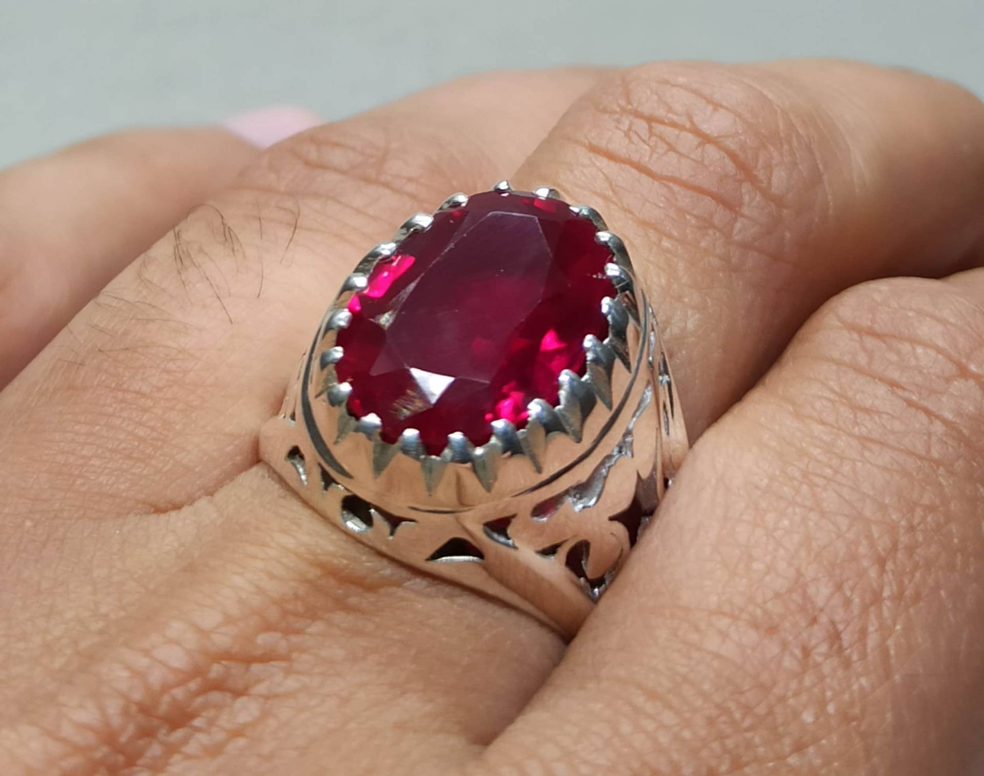 12 Karat Roter Rubin 925 Sterling Silber Handgemacht Männer Ring Oval Cut Taube Juli Birthstone Yaqoot Geburtstagsgeschenk Für Ihn von FreehasCreations