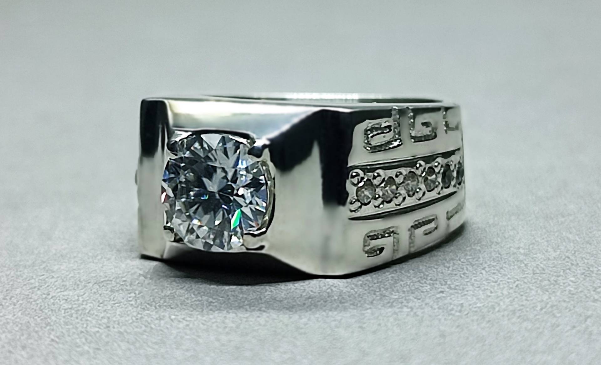 2 Karat Zertifiziert Moissanite Diamant 925 Sterling Silber Handgemachte Männer Ring April Birthstone Jubiläumsring Ehering Geschenk Für Ihn von FreehasCreations