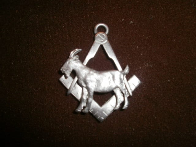 Freimaurer Reiten Die Ziege Reißverschluss Ziehen Anhänger Schlüsselanhänger Witwen Söhne von FreemasonsStore