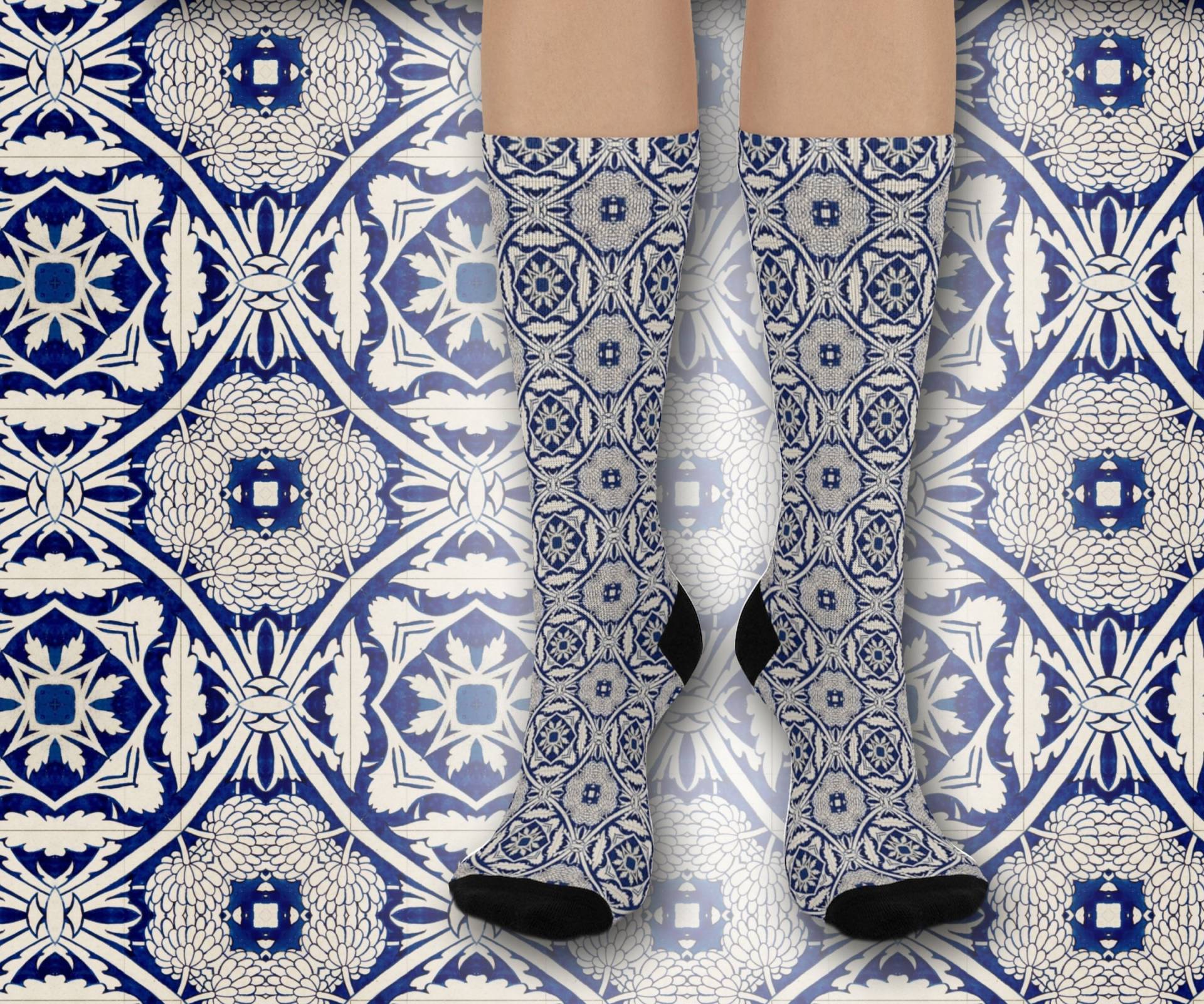 Delft Blue Socks #1 | Pattern in Traditional Style Crew Length One Size From Women 5 Up To Men's 12 von Freestylebox