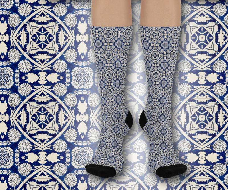 Delft Blue Socks #3 | Pattern in Traditional Style Crew Length One Size From Women 5 Up To Men's 12 von Freestylebox