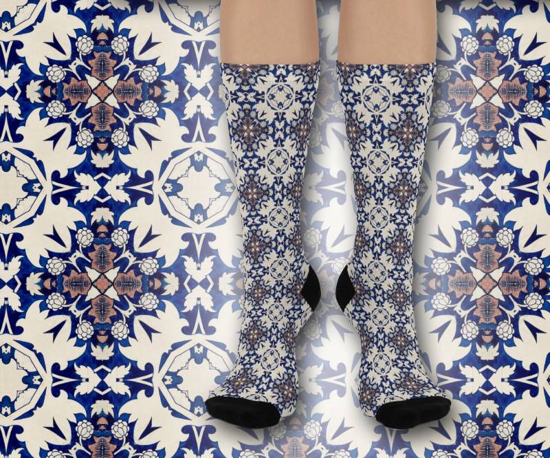 Delft Blue Socks #5 | Pattern in Traditional Style Crew Length One Size From Women 5 Up To Men's 12 von Freestylebox