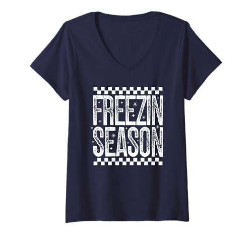 Damen Kalter Winterurlaub im Retro-Look, kariert T-Shirt mit V-Ausschnitt Damen Kalter Winterurlaub im Retro-Look, kariert T-Shirt mit V-Ausschnitt von Freezin Season T-Shirt Co.