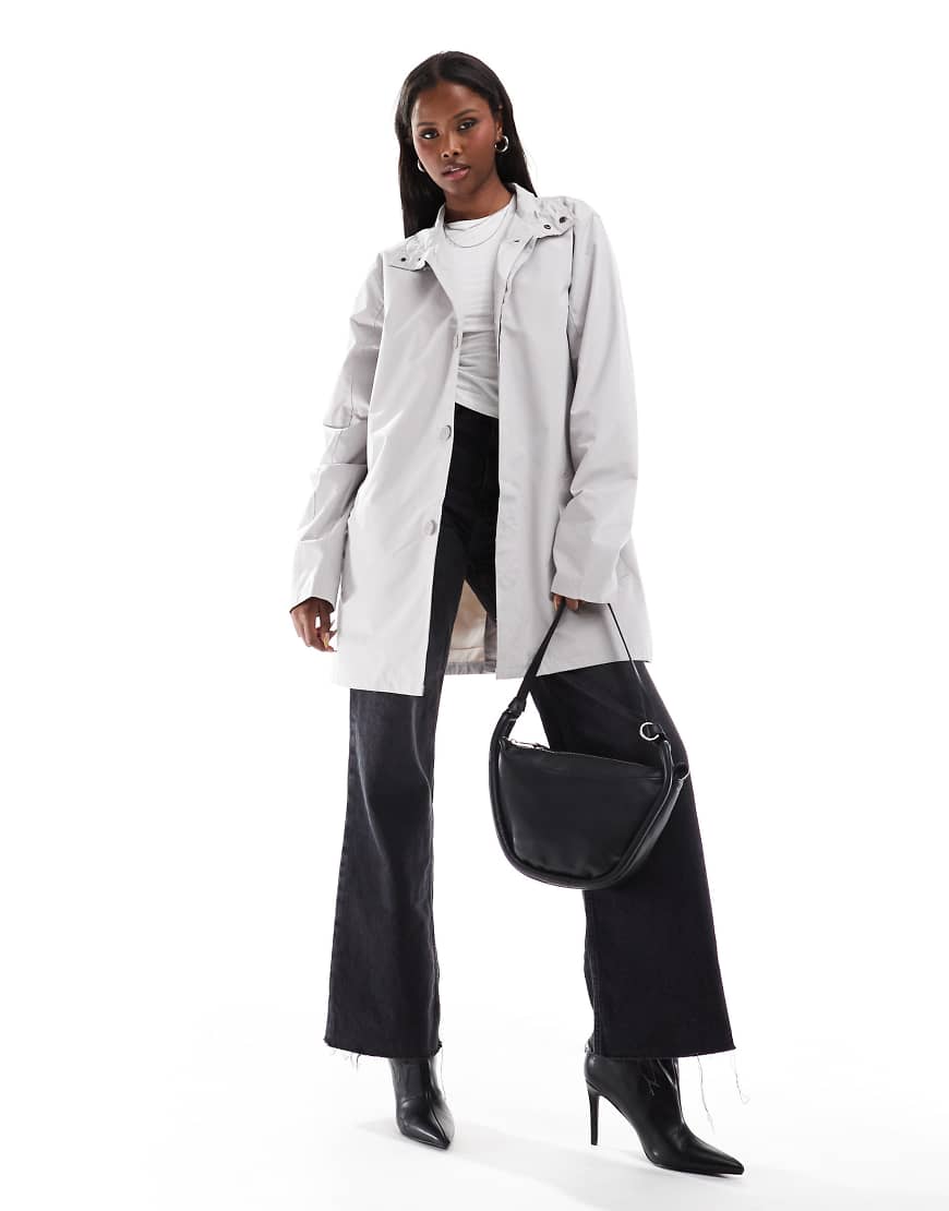French Connection - Gefütterte Jacke in Hellgrau im Trench-Stil mit Stehkragen French Connection - Gefütterte Jacke in Hellgrau im Trench-Stil mit Stehkragen von French Connection Mens