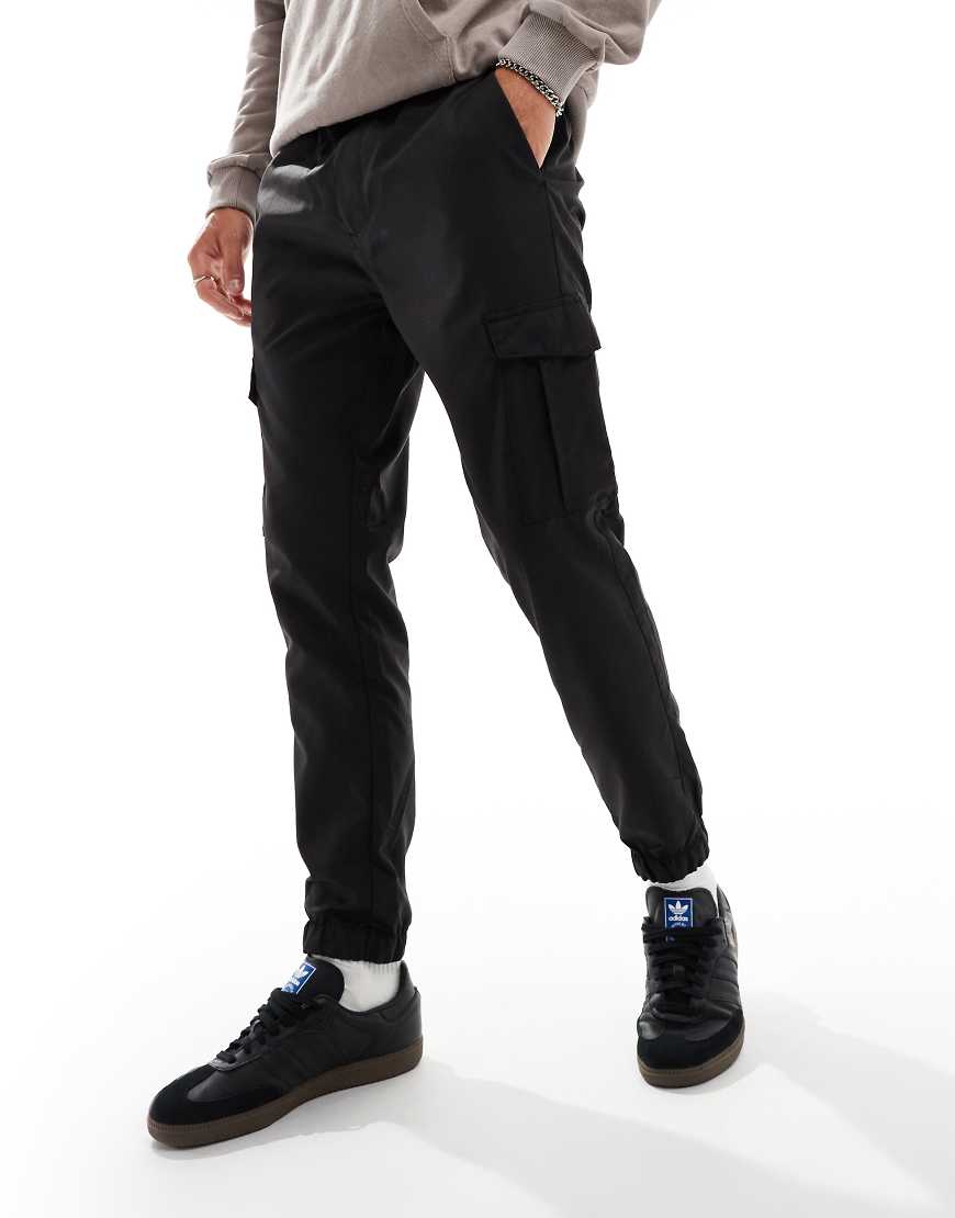 French Connection - Utility-Cargohose aus Funktionsmaterial in Schwarz French Connection - Utility-Cargohose aus Funktionsmaterial in Schwarz von French Connection Mens