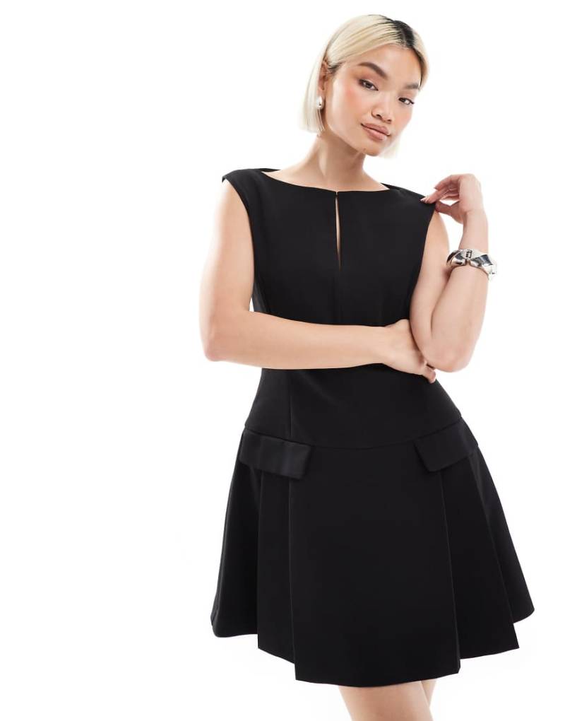 French Connection - Azra - Twill-Minikleid in Schwarz mit tiefer Taille und Faltendetails von French Connection