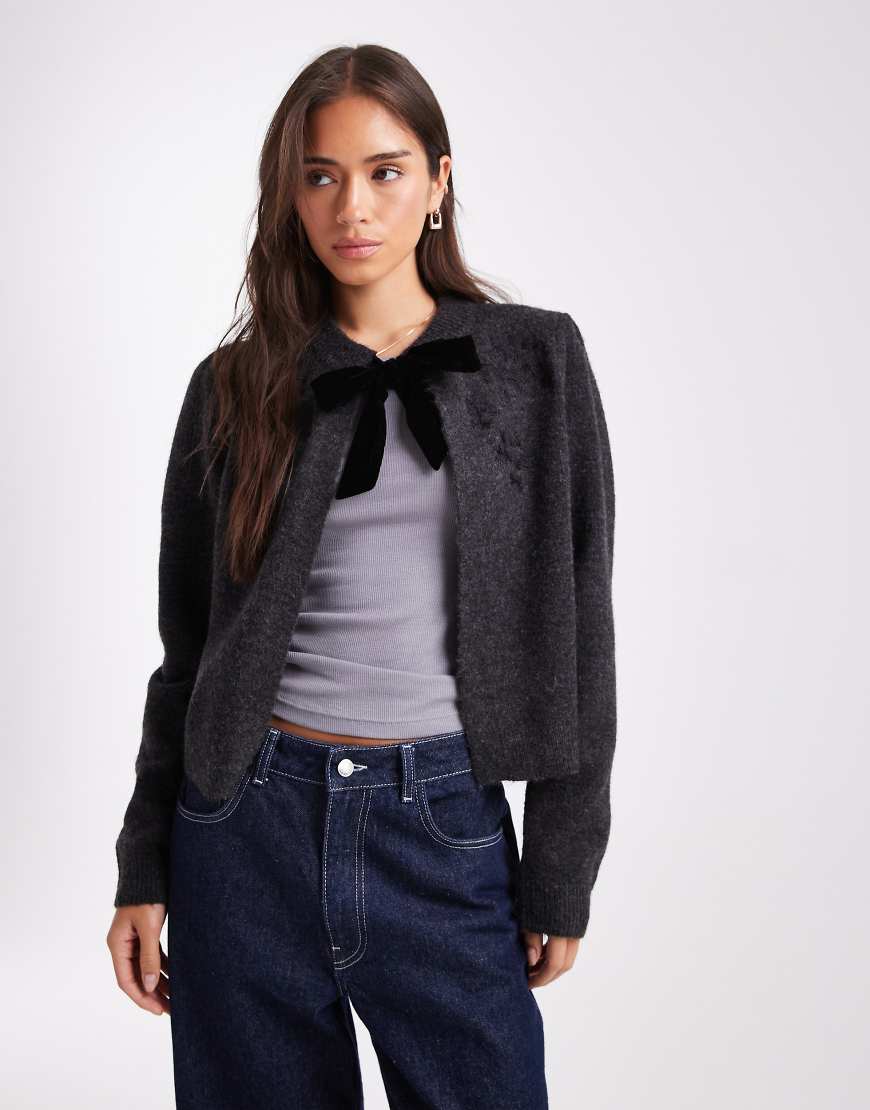 French Connection - Bestickte Strickjacke in Anthrazit mit Schleifendetail auf der Vorderseite-Schwarz French Connection - Bestickte Strickjacke in Anthrazit mit Schleifendetail auf der Vorderseite-Schwarz von French Connection