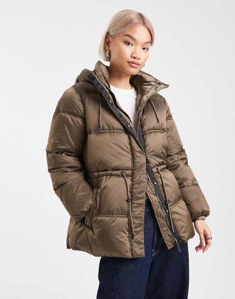 French Connection - Hochgeschlossene Steppjacke in Khaki mit Kapuze und Kordelzug in der Taille-Grün von French Connection