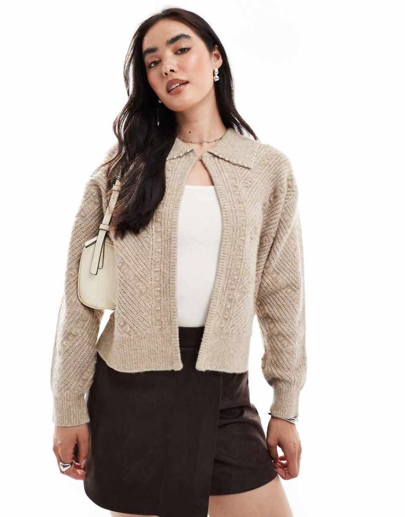 French Connection - Kitty - Strickjacke in Mandelbeige mit Kunstperlen am Kragen-Neutral von French Connection