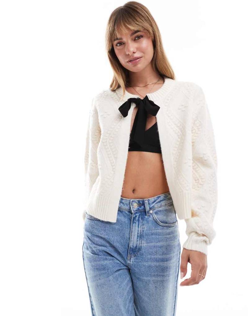 French Connection - Kitty - Strickjacke in Winterweiß mit Schleifendetail von French Connection