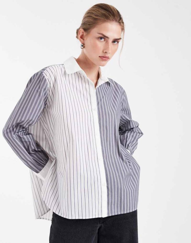 French Connection - Langärmliges Hemd in Weiß und Grau gestreift mit gespleißtem Design-Bunt von French Connection