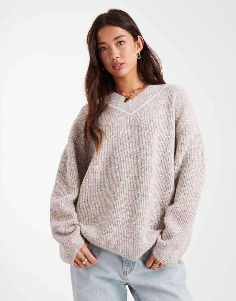 French Connection - Lockerer College-Pullover in Steingrau mit V-Ausschnitt von French Connection