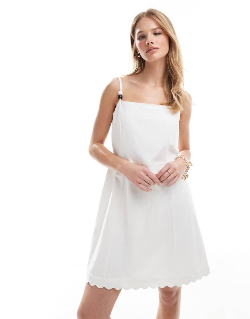 French Connection - Minikleid aus Leinen in Weiß mit Muschelsaum von French Connection