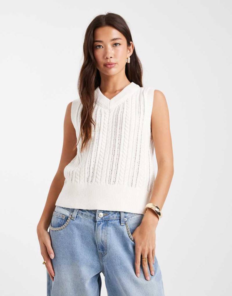 French Connection - Pullunder in Beige mit Zopfstrickmuster-Neutral von French Connection