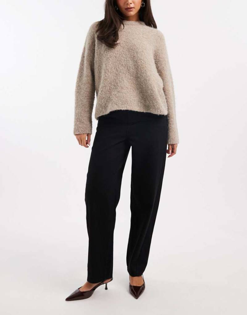 French Connection - Schmal geschnittene Barrel-Jeans in Schwarz von French Connection