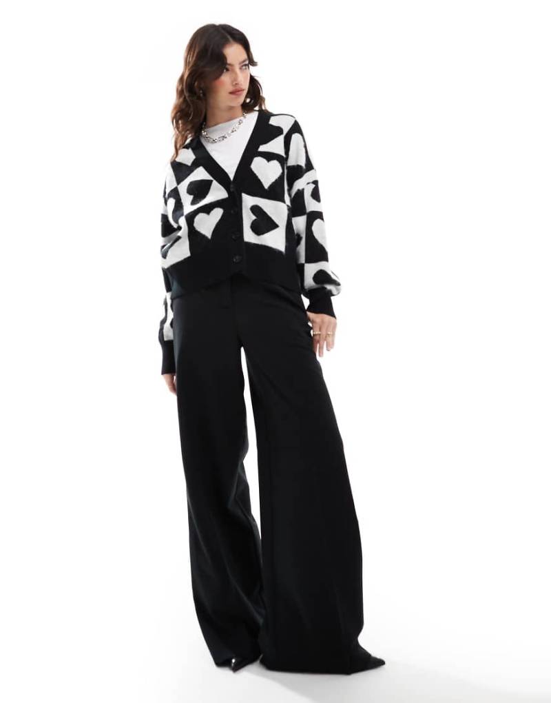 French Connection - Strickjacke in Schwarz und Weiß mit Herzmotiven-Bunt von French Connection