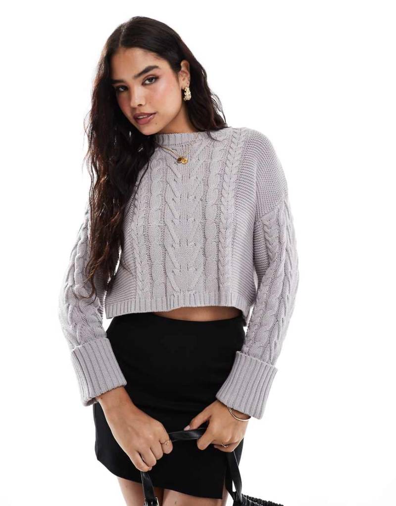 French Connection - Strickpullover in Hellgrau mit Zopfmuster und kurzem Schnitt von French Connection
