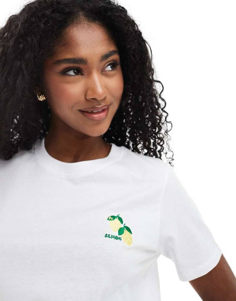 French Connection - T-Shirt in Weiß mit Zitronenstickerei von French Connection