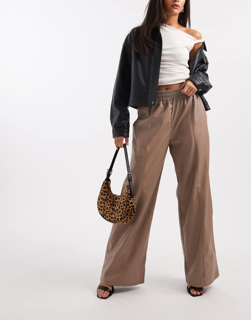 French Connection - Weite Hose aus Kunstleder in Taupe mit Bindebändern-Grau von French Connection
