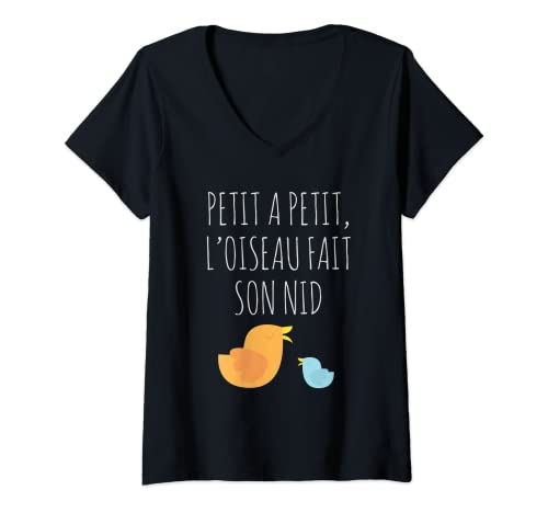 Damen Französischer Spruch Petit a Petit, L'oiseau Fait Son Nid T-Shirt mit V-Ausschnitt Damen Französischer Spruch Petit a Petit, L'oiseau Fait Son Nid T-Shirt mit V-Ausschnitt von French Sayings Expressions